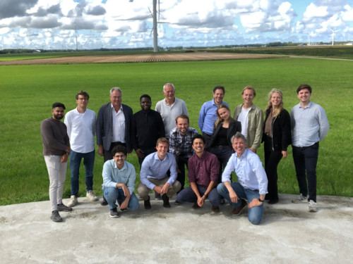 HYGRO team bij kantoor en windmolen Wieringerwerf